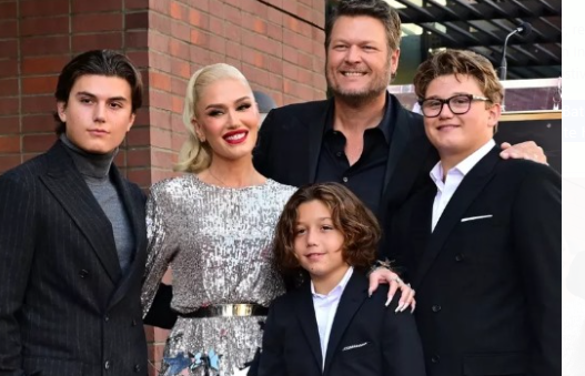 Gwen Stefani and Blake Shelton’s Heartwarming Family Holiday Card Featuring Sons”