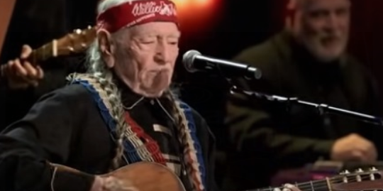 Willie Nelson Shines in ‘Rock & Roll Hall of Fame’ Performance with Chris Stapleton, Dave Matthews, and Sheryl Crow”